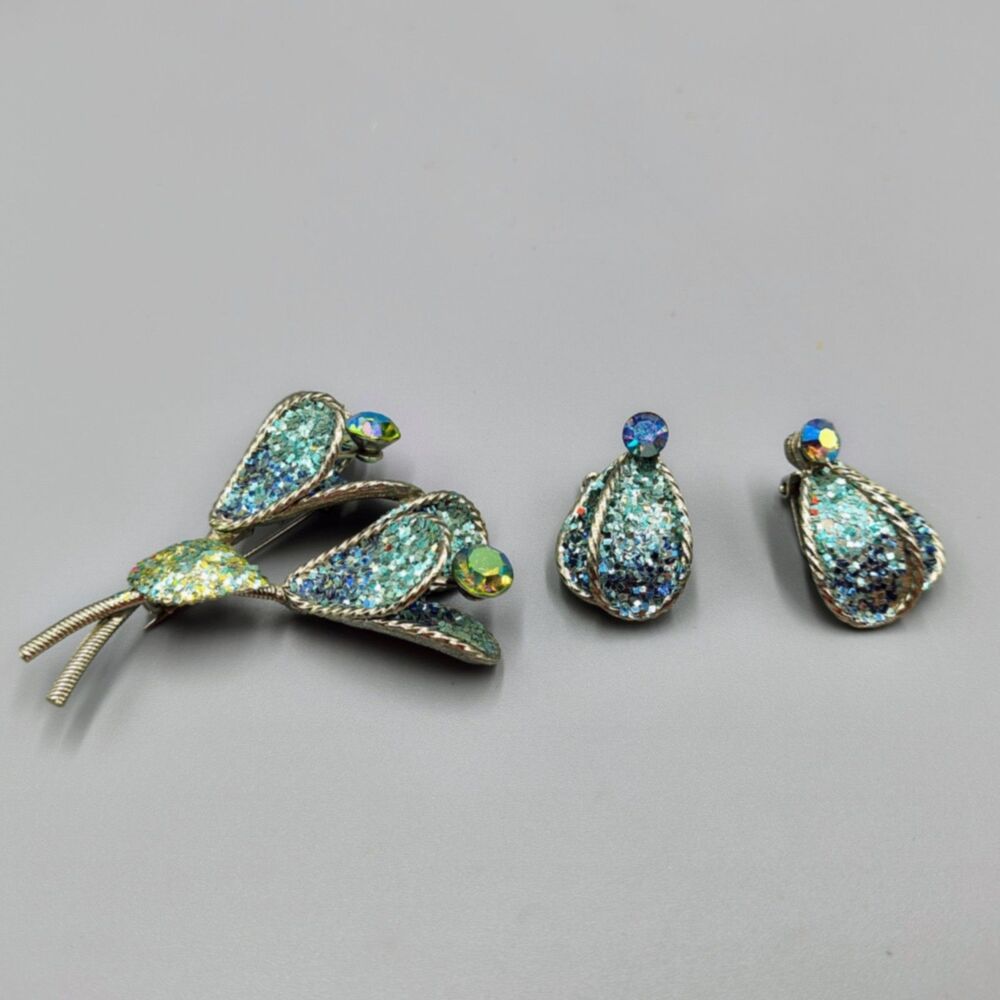 Vintage Mid Century Glitter Confetti Lucite Flower Brooch & Clip On Earrings Set
